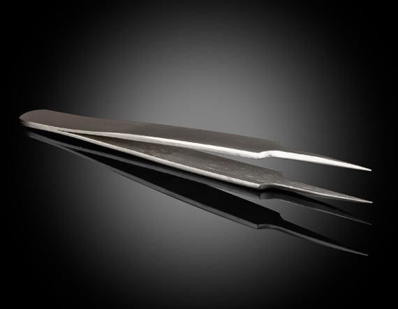 10527